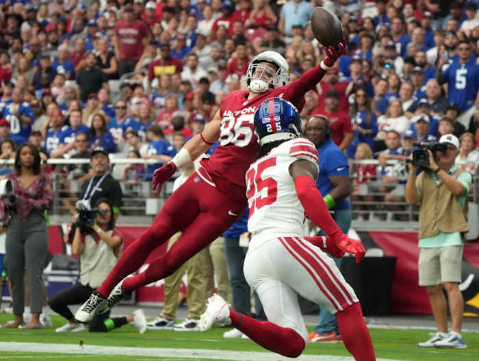Sep 17, 2023; Glendale, AZ, USA; Arizona Cardinals tight end Zach Ertz (86) attempts to catch a pass a New York Giants corner back Deonte Banks (25) defends at State Farm Stadium.